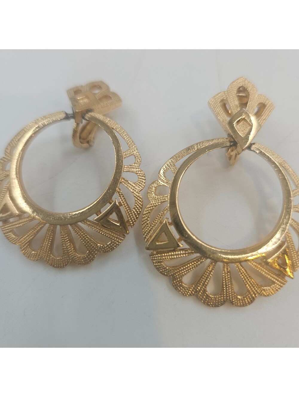 Vintage Trifari Gold Tone Openwork Scalloped Statement Clip On Earrings 1.75"